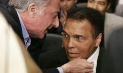 La légende de la boxe Mohamed Ali salué par l'acteur Dustin Hoffman au Madison Square Garden à New York le 10 novembre 2010