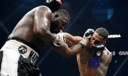 Le poids lourd français Tony Yoka échange des coups avec leCongolais Martin Bakole durant leur combat à Paris, le 14 mai 2022 