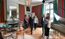 Emmanuel Macron lors d'une visite le 31 mai 2018 du château remis à neuf de Voltaire à Ferney (Ain) pour promouvoir le lancement du loto exceptionnel destiné à sauver des dizaines de monuments en péril, un projet porté par l'animateur Stéphane Bern.
