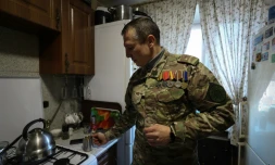 Iouri, employé dans une école privée, qui a participé à l'action militaire russe en Ukraine en tant qu'opérateur radio, prépare du thé dans la cuisine de son appartement à Istra, dans la région de Moscou, le 7 février 2025