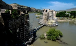 Une vue générale de Hasankeyf en Turquie et ses ruines antiques et minarets entourés des eaux du Tigre, le 12 mai 2017