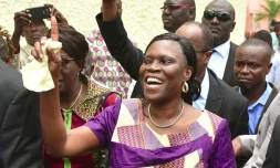 L'ex-première dame ivoirienne Simone Gbagbo libérée mercredi, Abidjan,  8 août 2018. 

Gbagbo, 69,  has spent seven years behind bars for her role in political violence that claimed several thousand lives in 2010-11. She had been implicated in the 2011 shelling of a market in an Abidjan district that supported Ouattara and for belonging to a "crisis cell" that allegedly coordinated attacks by the armed forces and militias in support of her husband. She was first detained without trial after her arrest in 2011 and later convicted and sentenced in 2015 on a charge of endangering state security.
