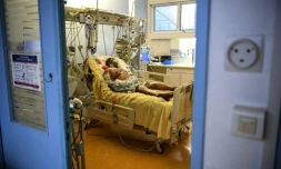 Un patient atteint du Covid-19 placé sous respiration artificielle en soins intensifs à l'hÎpital Cochin de l'AP-HP à Paris, le 18 mars 2021