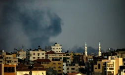 Un panache de fumée après des bombardements israéliens à Gaza, le 20 juillet 2018