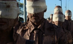 Performance des Brésiliens de Desvio Coletivo en 2016 à Brasilia. Ils seront à Aurillac pour l'édition 2018 du festival de théâtre de rue