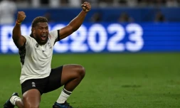Le talonneur fidjien Tevita Ikanivere célèbre la victoire des Fidji à la fin du match de la poule C de la Coupe du monde de rugby entre l'Australie et les Fidji au Stade Geoffroy-Guichard à Saint-Etienne, le 17 septembre 2023