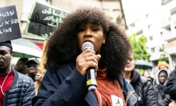 Assa Traoré, militante et leader du comité Vérité et Justice pour Adama, le 7 mai 2023 à Paris, lors d'une marche pour réclamer justice 
