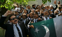 Des avocats et partisans de l'ancien Premier ministre Imran Khan célÚbrent la suspension de sa peine de prison pour corruption devant la Haute Cour d'Islamabad, le 29 août 2023 au Pakistan