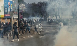 Les forces de sécurité tirent des gaz lacrymogènes pour disperser les manifestants, le 4 octobre 2025 à Antananarivo, à Madagascar