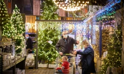 Des clients dans un centre commercial aux Pays-Bas le 25 novembre 2021