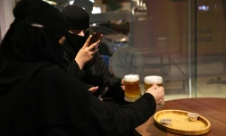 Deux femmes prennent en photo leur bière sans alcool à Ryad, Arabie saoudite, le 24 octobre 2025