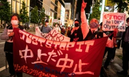 Des manifestants protestent contre la tenue des jeux Olympiques, le 17 mai 2021 Ă Tokyo