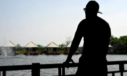 Le Cambodgien Pheap Rom sur la terrasse d'un restaurant à Phnom Penh, le 30 mars 2026