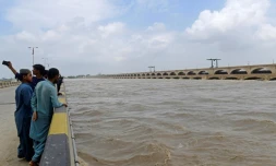 Le barrage de Sukkur sur le fleuve Indus, dans le sud du Pakistan, le 27 août 2022
