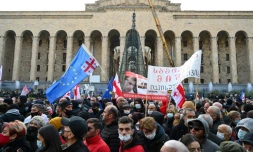 Des manifestants réclament la libération de l'ex-président géorgien Mikheïl Saakachvili, en grève de la faim dans un hôpital pénitentiaire, le 19 novembre 2021 à Tbilissi
