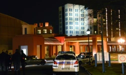 Des voitures de police le 28 janvier 2016 devant l'hĂŽtel du parc d'attractions Disneyland Paris oĂč un homme a Ă©tĂ© arrĂȘtĂ© avec des armes et un coran