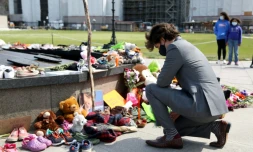 Le Premier ministre canadien Justin Trudeau rend hommage aux enfants dont les restes ont été retrouvés prÚs d'un pensionnat en Colombie-Britannique, devant le mémorial érigé sur la colline du Parlement à Ottawa, Canada, le 1er juin 2021
