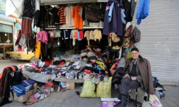 Un iranien devant sa boutique à Jeyhoon dans le quartier sud de Téhéran, le 21 février 2016