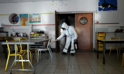 Désinfection d'une salle de classe à Cannes, le 10 avril 2020