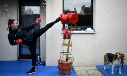 La karatéka française Alexandra Recchia s'entraîne dans son jardin de L'Haÿ-les-Roses (Val-de-Marne) le 3 avril 2020