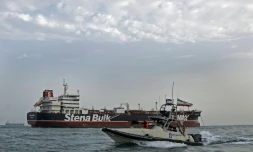 Des Gardiens de la Révolution iraniens patrouillent autour du pétrolier Stena Impero, battant pavillon britannique et saisi par l'Iran, ancré au large du port de Bandar Abbas dans le sud de l'Iran, le 21 juillet 2019