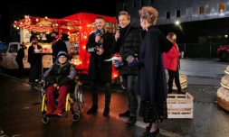 Une photo fournie par France Télévision montre l'artiste Matt Pokora (2G) et l'animateur Damien Thevenot (2D) lors du Téléthon 2020 le 4 décembre 2020 à Paris 