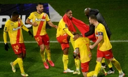 Les joueurs lensois félicitent Wesley Saïd (genou à terre) qui vient de marquer l'unique but du match contre Rennes, le 8 janvier 2022 à Lens
