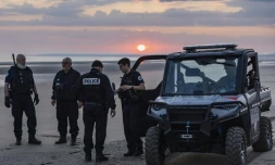 Des policiers français patrouillent sur une plage du Nord, pour empêcher les départs de migrants à travers la Manche vers l'Angleterre, à Gravelines, le 20 juillet 2024