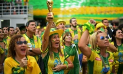 Des supportrices brésiliennes regardent le match de leur sélection contre la Serbie sur un écran géant, le 27 juin 2018 à Rio
