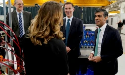 De gauche Ă droite: le PDG de Siemens Healthineers Bernd Montag, le ministre des Finances britannique Jeremy Hunt et le Premier ministre Rishi Sunak, lors d'une visite sur un site de l'entreprise, prĂšs d'Oxford, le 10 mai 2024