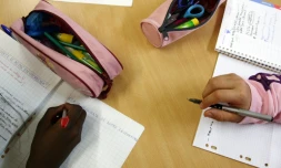 Des élèves du collège Robert-Desnos font leurs devoirs de classe alors qu'ils bénéficient du soutien scolaire, le 17 septembre 2007 à Orly, près de Paris