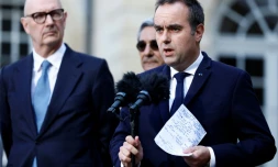 Le Premier ministre Sébastien Lecornu (à droite) et le ministre de l'Économie Roland Lescure, après une réunion à Matignon le 21 avril 2026