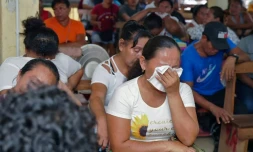 Des proches des victimes de l'incendie d'un dortoir scolaire de Mahdia, au Guyana, pendant une réunion avec le président du pays Irfaan Ali, le 22 mai 2023