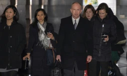 Le représentant adjoint américain au commerce Jeffrey Gerrish (C) et des membres de l'équipe de négociateurs quittent leur hôtel, avant une réunion avec des responsables chinois, à Pékin le 11 février 2019