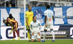 Le joueur de l'Olympique de Marseille Bilal Nadi, à genoux, reçoit un carton rouge lors de la débacle de l'OM en L1 contre Nantes le 4 janvier 2026 au Stade Vélodrome