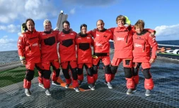 L'équipage de Sodebo pendant la préparation pour le Trophée Jules Verne, photographié le 22 novembre. De gauche à
droite Thomas Coville, Frederic Denis, Nicolas Troussel,Guillaume Pirouelle (C), Benjamin Schwartz, Leonard Legrand et Pierre Leboucher (R) 
