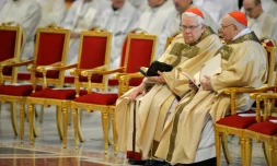 Le cardinal américain Bernard Law (g), le 17 avril 2014 à la Basilique Saint-Pierre de Rome, au Vatican