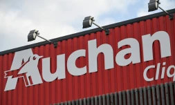 Le distributeur Auchan, longtemps fleuron de la galaxie Mulliez, connaĂźt des difficultĂ©s depuis plusieurs annĂ©es et s'apprĂȘte Ă prĂ©senter mardi aux reprĂ©sentants de ses salariĂ©s en France un projet de plan social d'ampleur