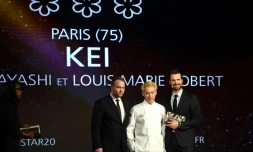 Le dirigeant du Michelin Gwendal Poullennec (à droite) avec le chef japonais Kei Kobayashi (au centre) à Paris le 27 janvier 2020