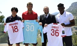Trois des recrues de Monaco, les attaquants Takumi Minamino (g) et Breel Embolo (d), le gardien Thomas Didillon, posent avec le directeur sportif du club Paul Mitchell, le 20 juillet 2022 à La Turbie