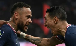 La joie du milieu de terrain argentin du Paris Saint-Germain Angel Di Maria (d), félicité par l'attaquant brésilien Neymar, après avoir marqué le 2e but face à Lille, lors de leur match de Ligue 1, le 29 octobre 2021 au Parc des Princes