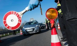 La police allemande contrôle les véhicules à l'entrée sur son territoire à Huningue (est de la France), le 16 mars 2020