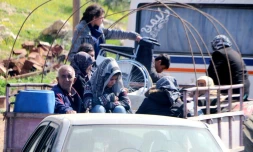 Des civils jetés sur les routes après avoir fui la ville d'Afrine, dans le nord-ouest de la Syrie, cible d'une offensive turque, le 12 mars 2018