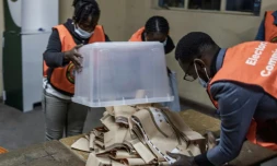 Des agents électoraux commencent le décompte des voix après la présidentielle en Zambie, à Lusaka le 12 août 2021