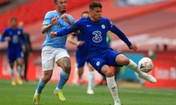 Le défenseur de Chelse, le Brésilien Thiago Silva, tente de contrôler le ballon devant l'attaquant de Manchester City, son compatriote Gabriel Jesus, lors de leur match de Premier League, le 17 avril 2021 au Stade de Wembley à Londres