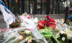 Fleurs devant le café "La Bonne Bière" le 2 décembre 2015 à Paris
