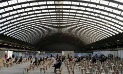 Un centre de vaccination sour le hall d'exposition Ă Nice, le 9 avril 2021