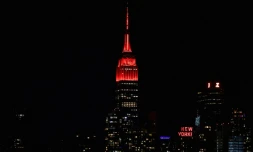 L'Empire State Building illuminé en rouge, le 16 avril 2020 à New York