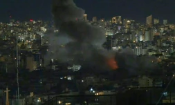 Image tirée d'une vidéo d'AFPTV du 9 mars 2026 montrant des panaches de fumée au-dessus de la banlieue sud de Beyrouth, tôt le matin, après une forte explosion