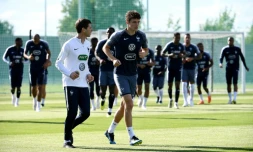 Le défenseur des Bleus Benjamin Pavard (d) lors d'une séance d'entraînement au stade d'Istra, le 2 juillet 2018